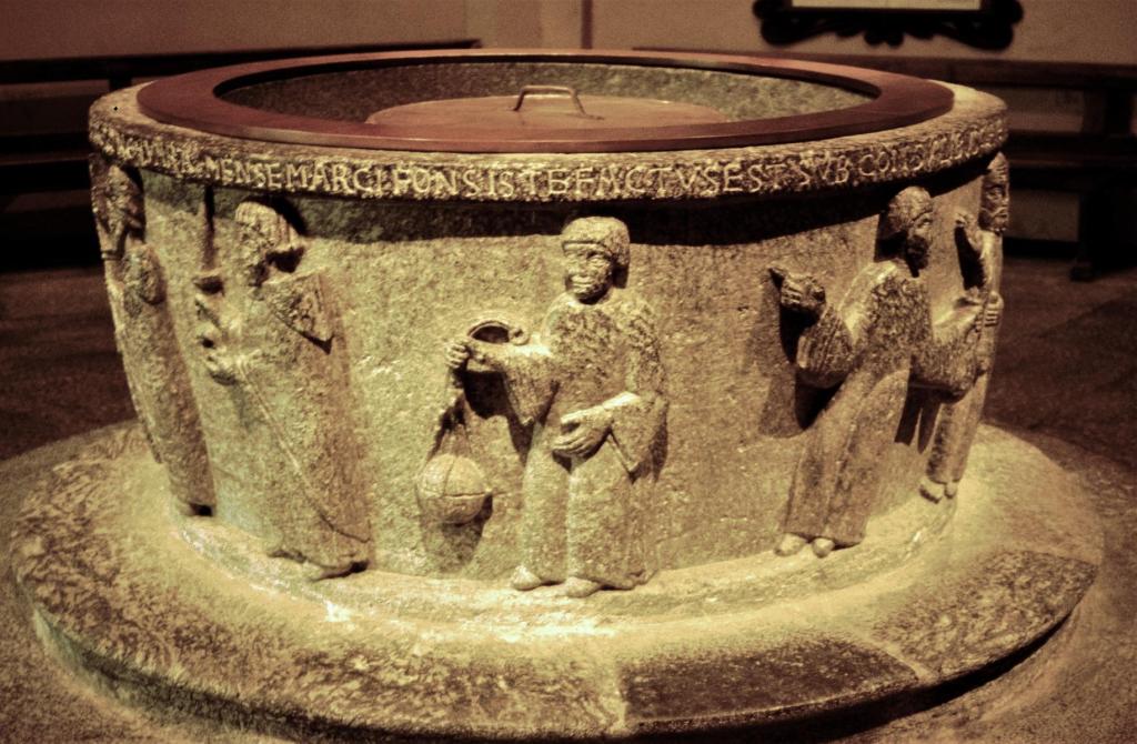 Chiavenna: Baptisterium Taufstein (2002)
