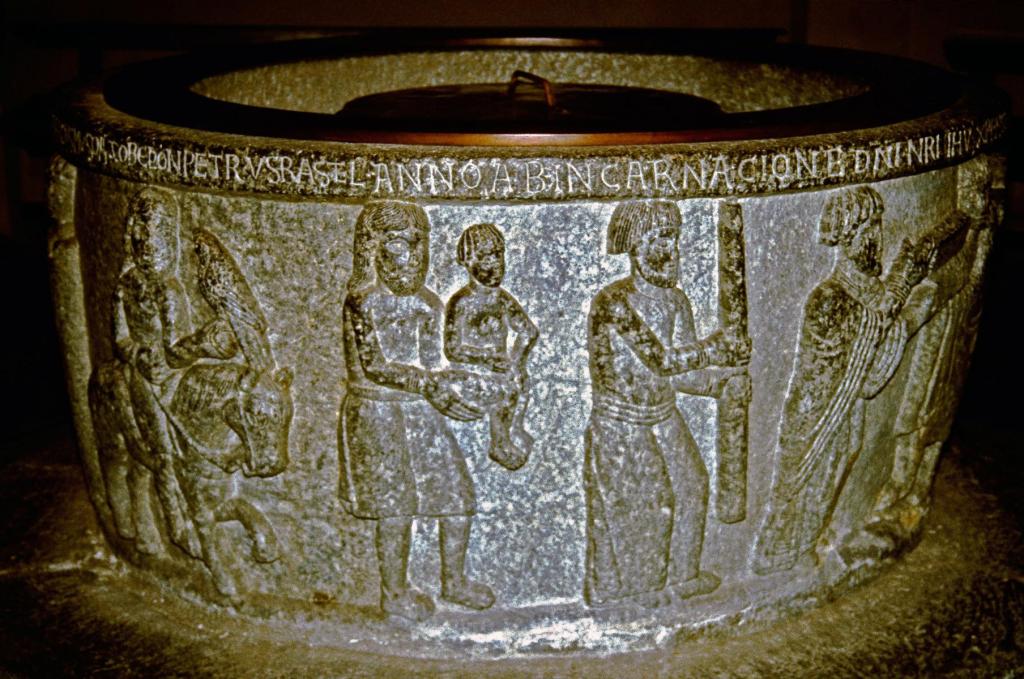 Chiavenna: Baptisterium Taufstein (2002)