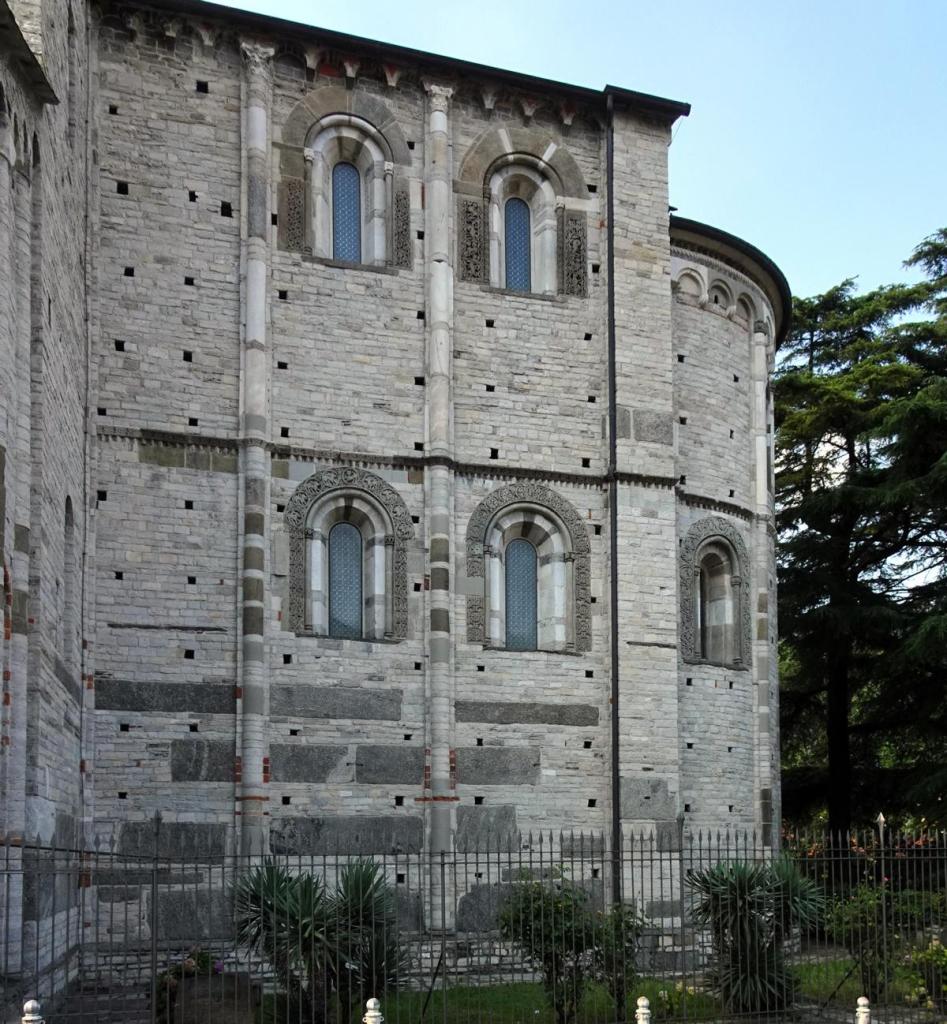 Como: Sant'Abbondio Südseite des Chors (2024)