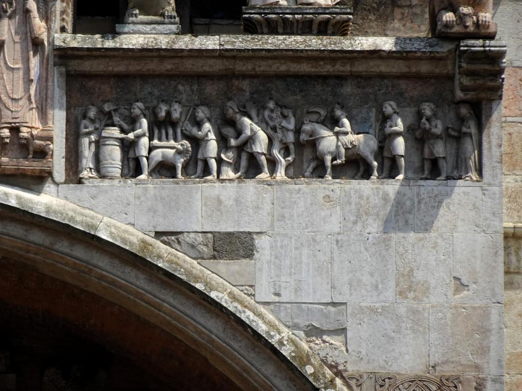 Cremona: Dom Westfassade Portalvorhalle Relief der Monatsarbeiten (2024)