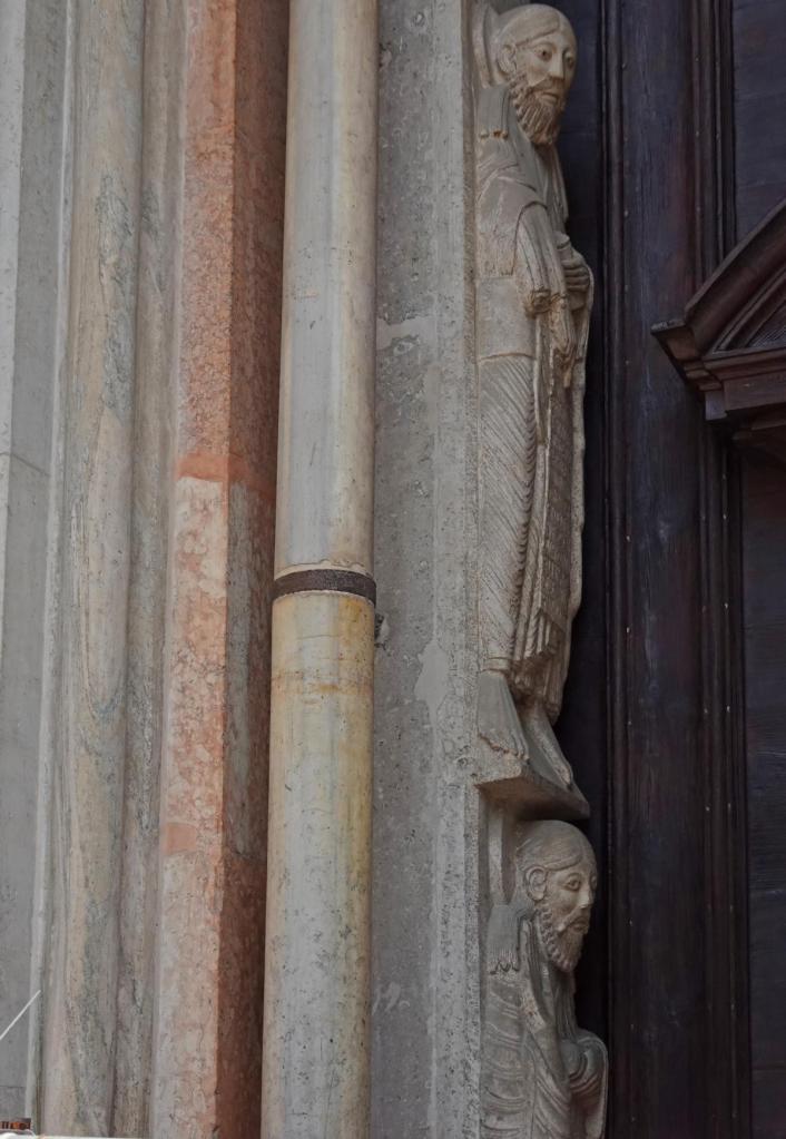 Cremona: Dom Hauptportal Statuen von Propheten (2024)