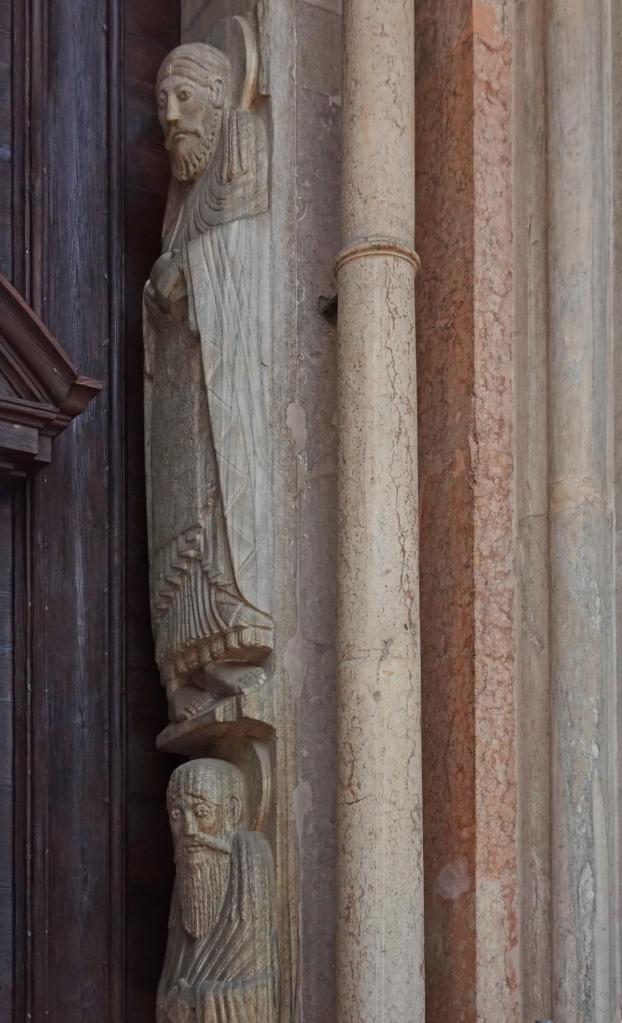 Cremona: Dom Hauptportal Statuen von Propheten (2024)
