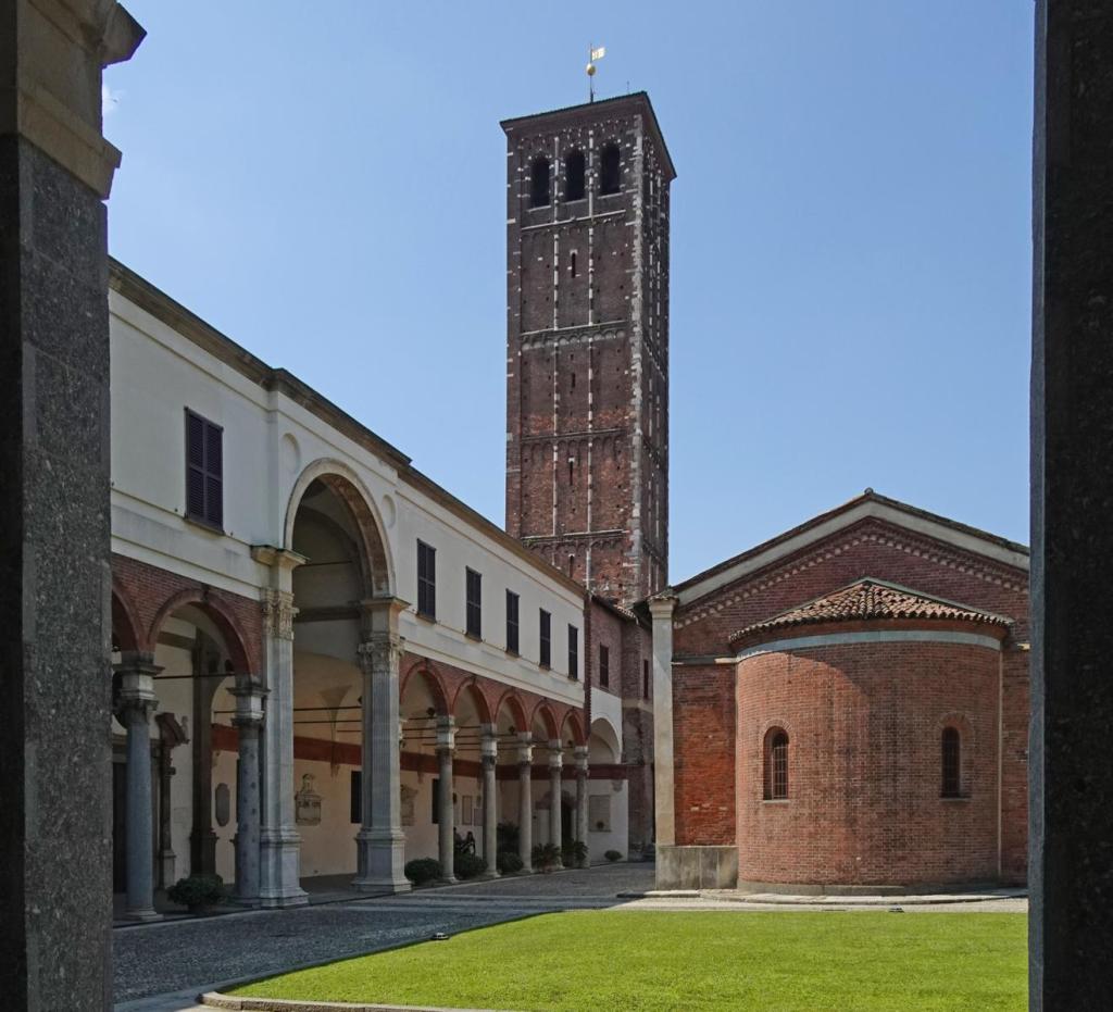 Mailand: Sant'Ambrogio Kanonikergang [von Bramante] und Turm der Kanoniker, rechts Sigismund-Oratorium (2024)