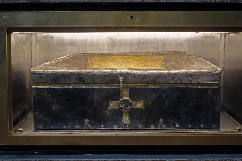 Pavia: San Pietro in Ciel d'Oro Augustinus-Grabmal - Silberkiste mit dem Aschenkrug von Augustinus (2024)