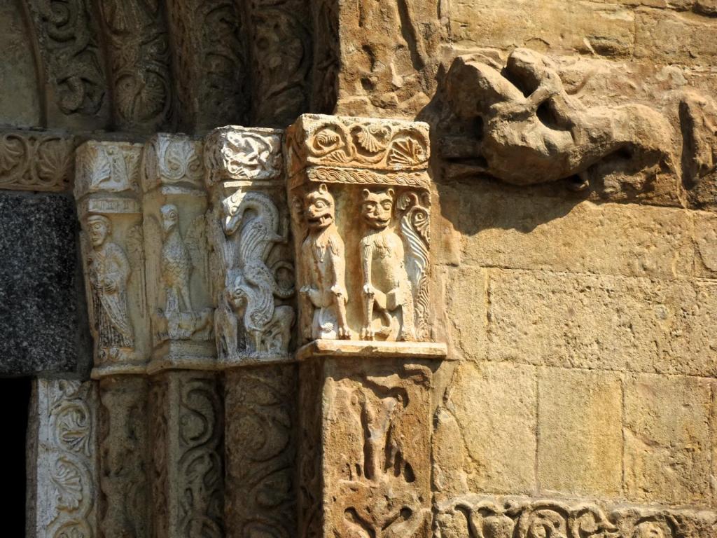 Pavia: San Michele Kapitell am Hauptportal (2024)