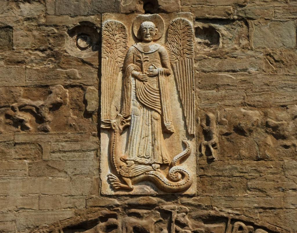 Pavia: San Michele Michaelsfigur über dem Hauptportal (2024)