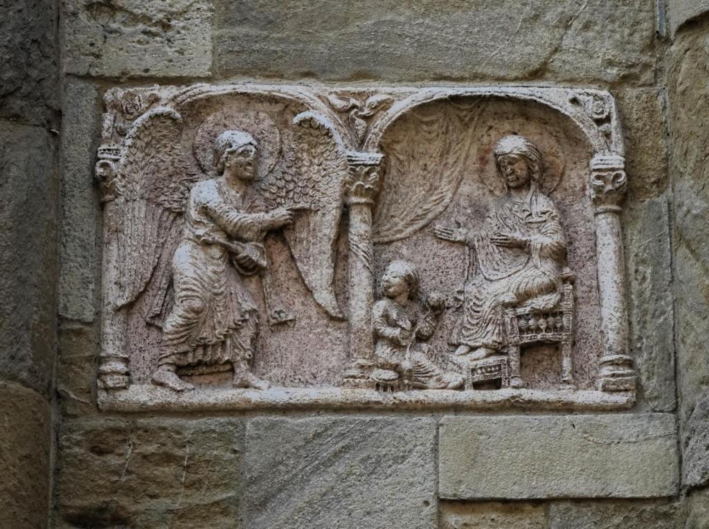 Pavia: San Michele Verkündigungsrelief am südlichen Querschiff (2024)