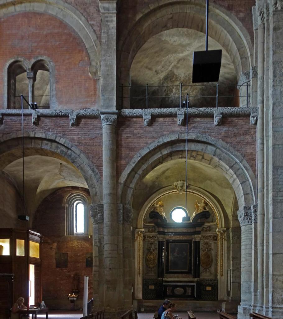 Pavia: San Michele Mittelschiffwand mit Empore (2024)