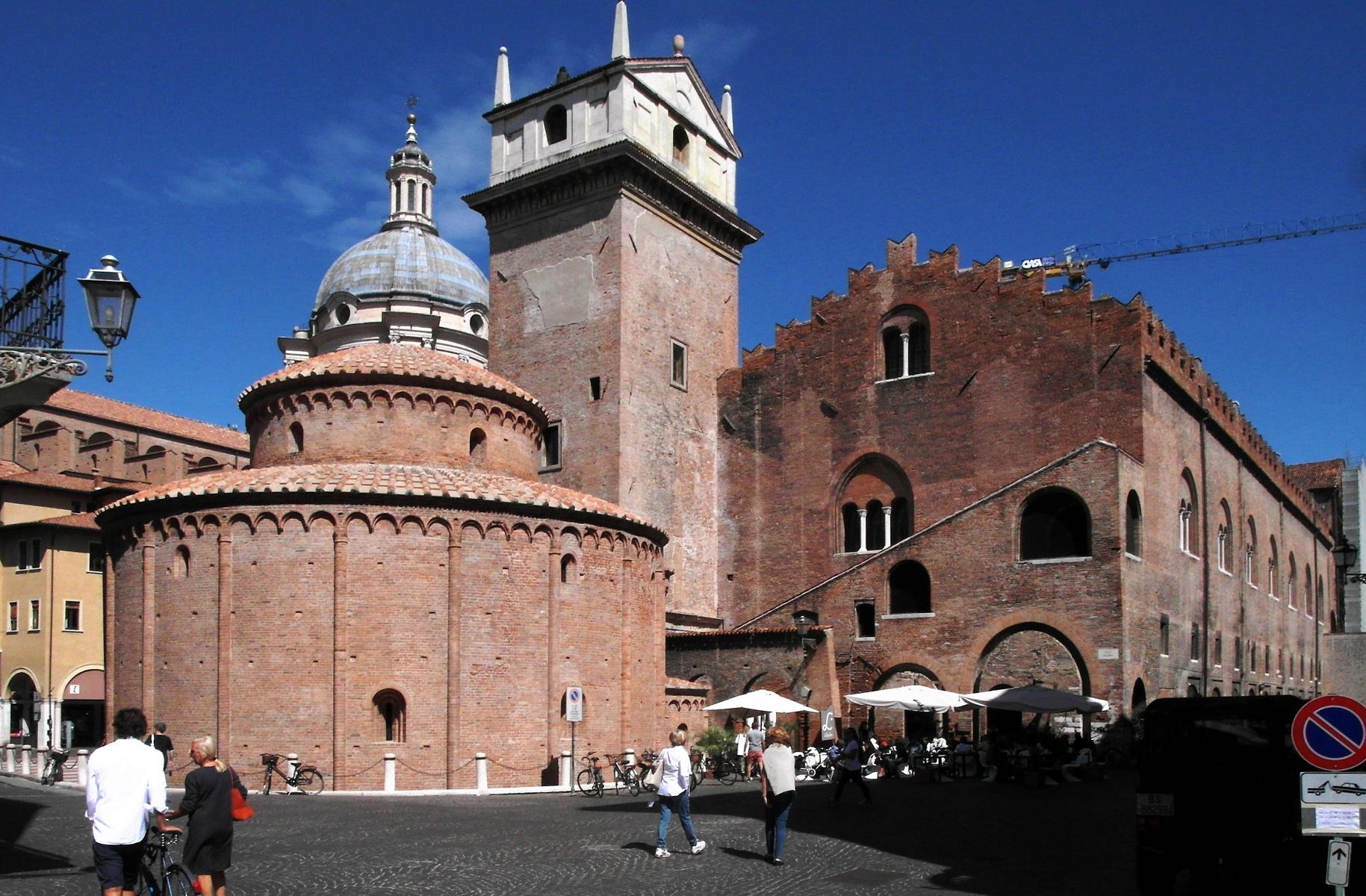 Mantua: Rotunde San Lorenzo [links] und Palazzo della Ragione mit Uhrturm [rechts] (2017)