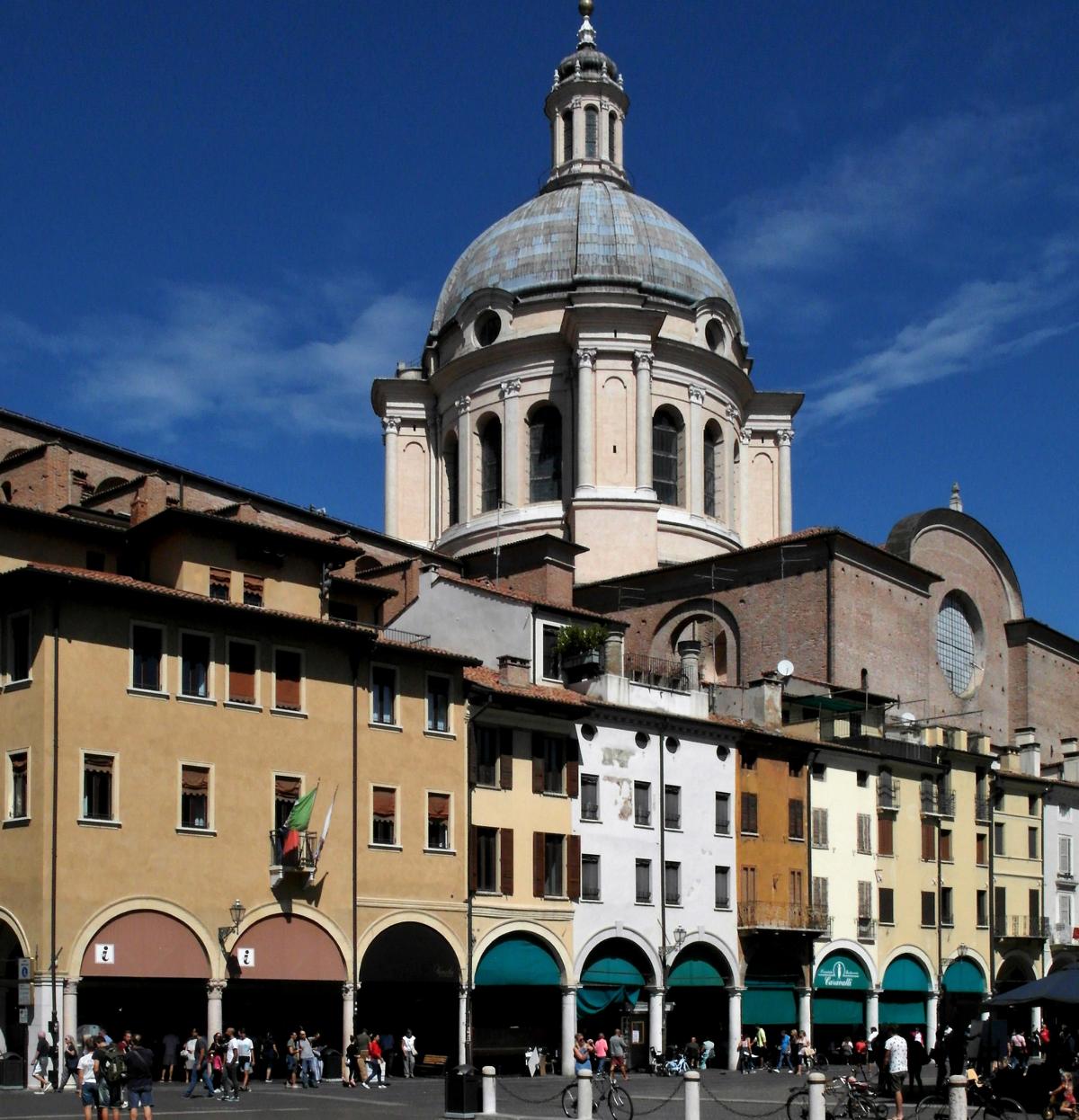 Mantua: Piazza della Erbe mit Kuppel von Sant'Andrea (2017)