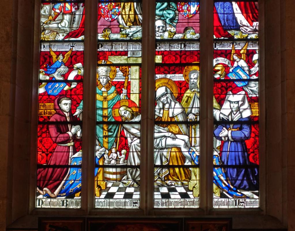 Beaune: Hôtel-Dieu Fenster der Kapelle im Großen Armensaal - Darstellung von Nicolas Rolin [links] und Guigone de Salins [rechts] (2024)