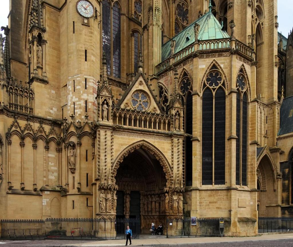 Metz: Kathedrale Liebfrauenportal und Chor der ehemaligen [in die Kathedrale integrierten] Stiftskirche (2024)