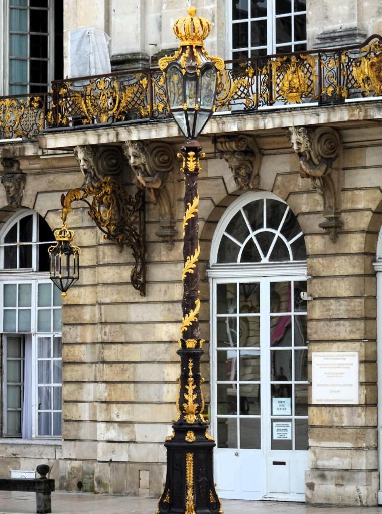 Nancy: Stanislas-Platz Laterne vor dem Rathaus (2024)