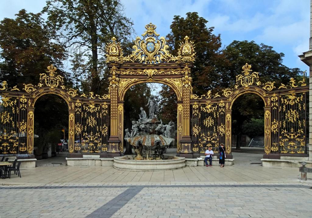 Nancy: Stanislas-Platz Ziergitter [Nordostseite] und Neptunbrunnen (2024)