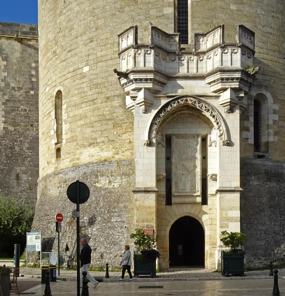 Amboise: Schloss [Südseite] Portal des Heurtault-Turms (2024)