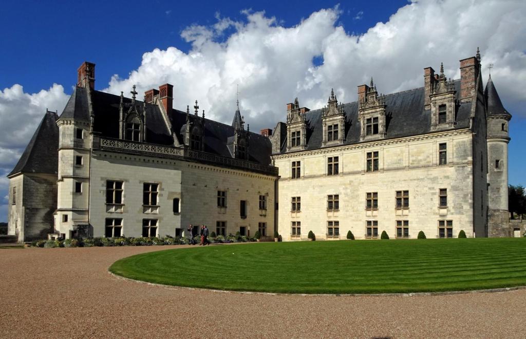 Amboise: Schloss Logis des Königs Hoffassade [Flügel Karls VIII. und Flügel Ludwigs XII.] (2024)