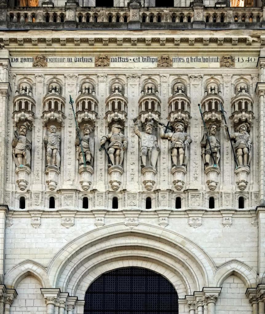 Angers: Kathedrale Westfassade Galerie der Gefährten des Mauritius (2024)