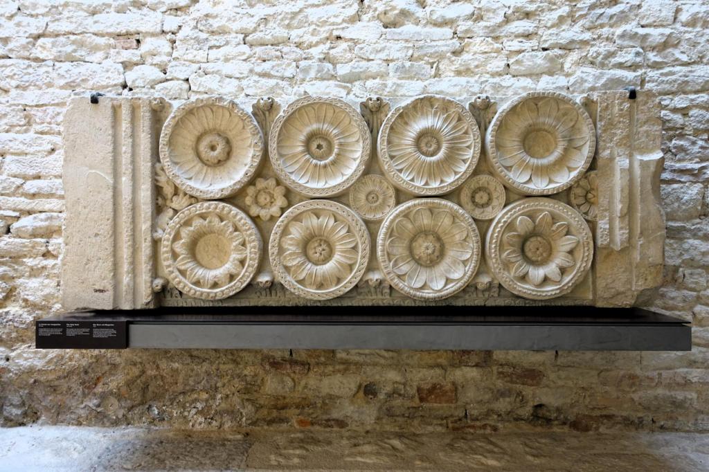 Cluny: Klostermuseum Türsturz mit Margeriten (2024)