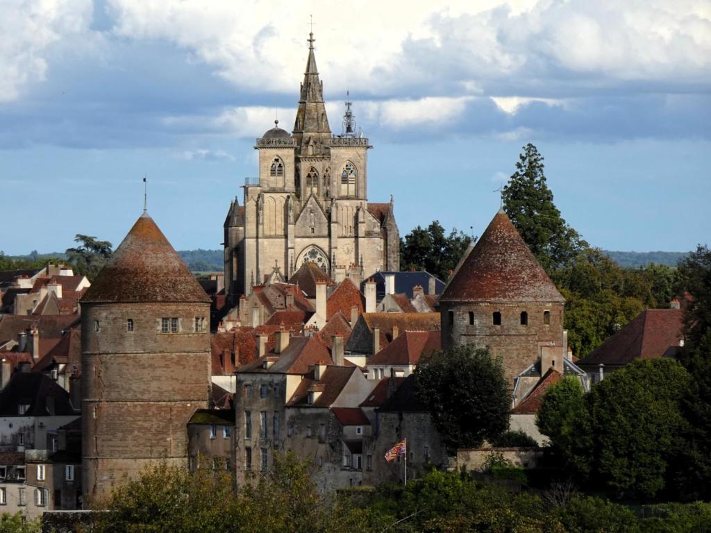 Semur-en-Auxois: Rundtürme der Burg und Stiftskirche (2024)
