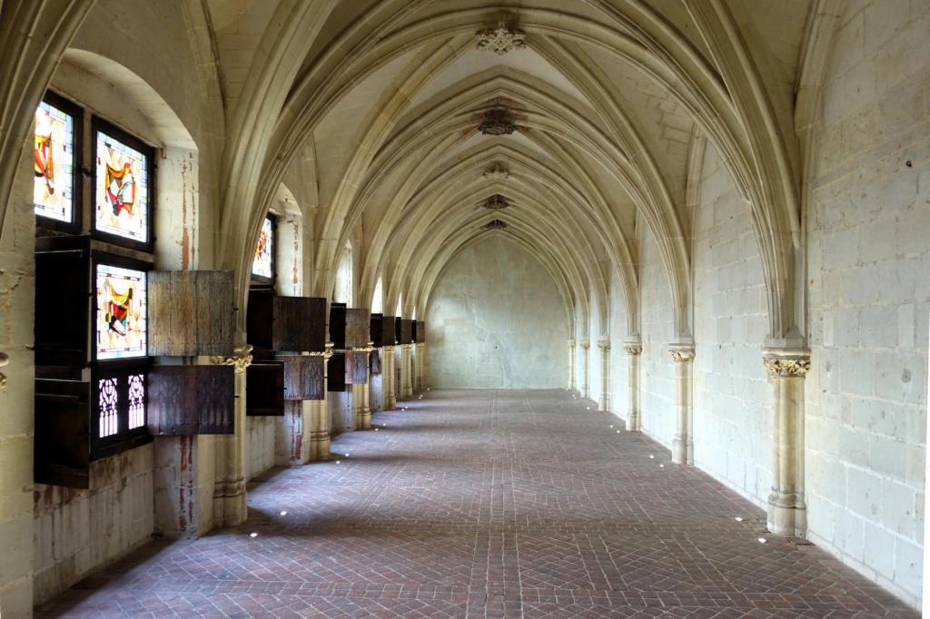 Tours: Kathedrale Bibliothek im Kreuzgang La Psalette (2024)