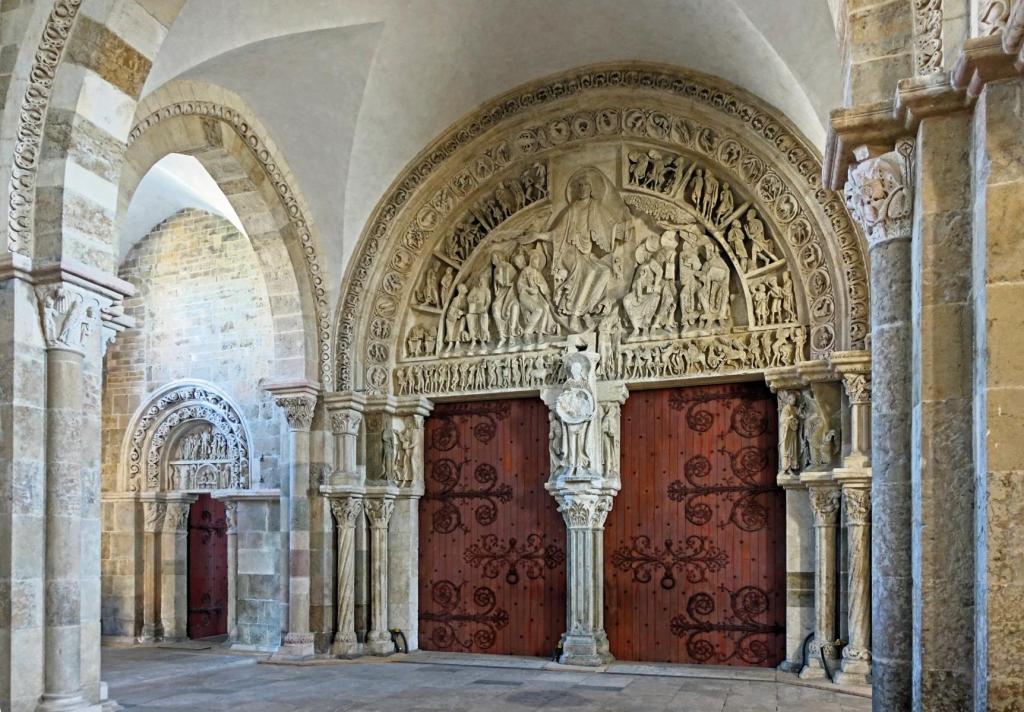 Vézelay: Basilika Narthex - Hauptportal und linkes Seitenportal (2024)