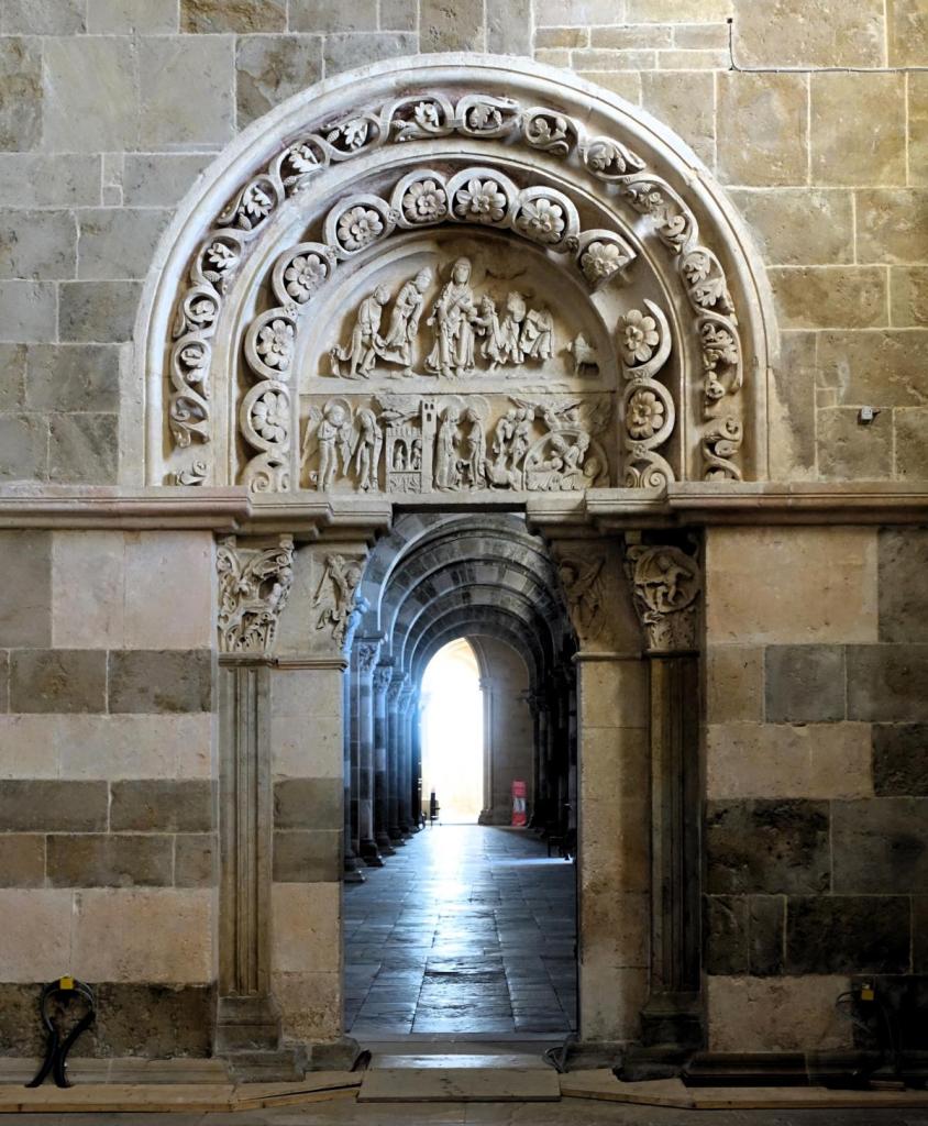 Vézelay: Basilika Narthex - rechtes Seitenportal (2024)