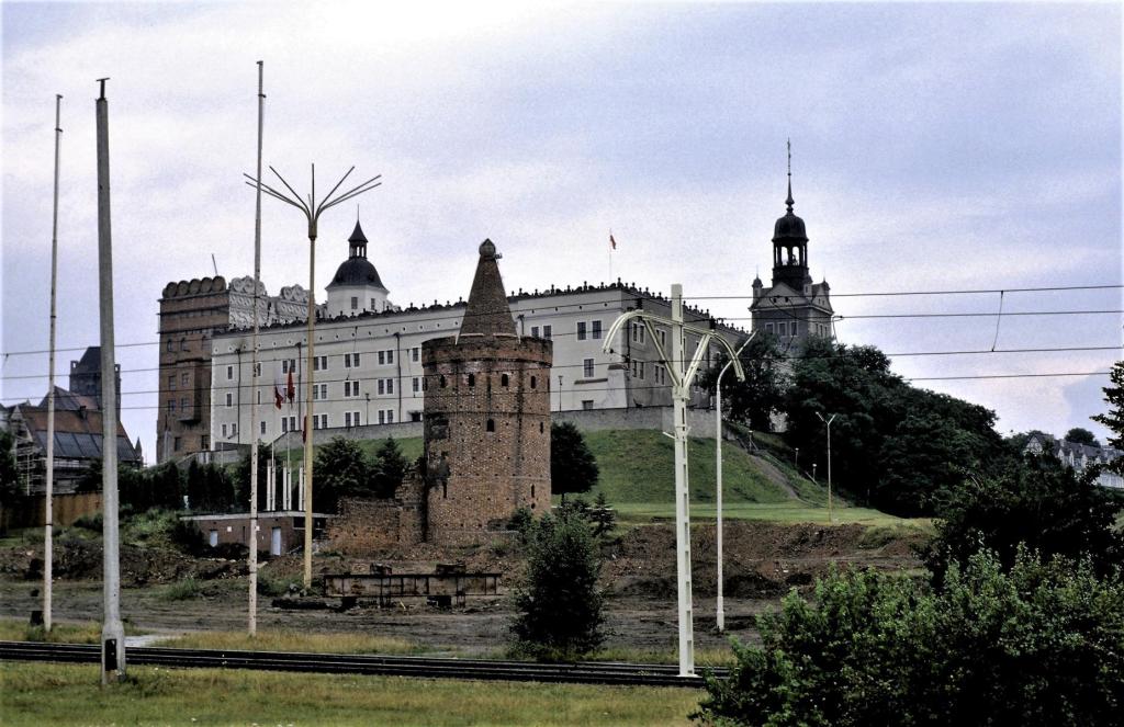 Stettin [poln. Szczecin]: Schloss, davor Siebenmäntelturm (1979)
