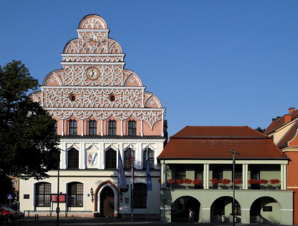Stargard [poln. Stargard Szczecinski]: Rathaus und Alte Wache (2012)