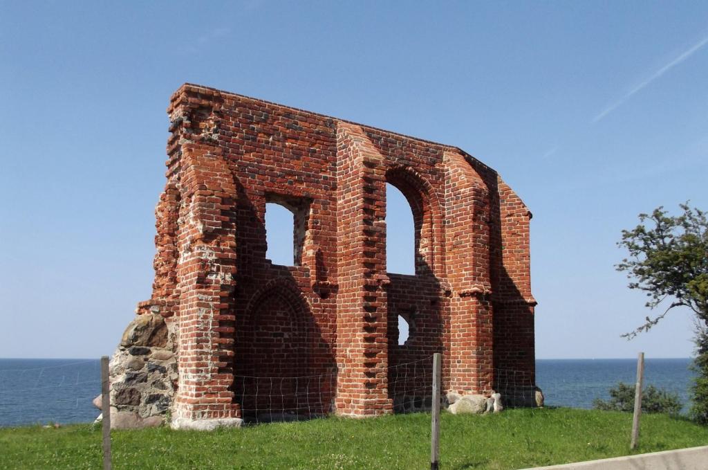 Hoff [poln. Tręsacz]: durch Abtragung [Abrasion] an der Steilküste weitgehend zerstörte Kirche (2012)