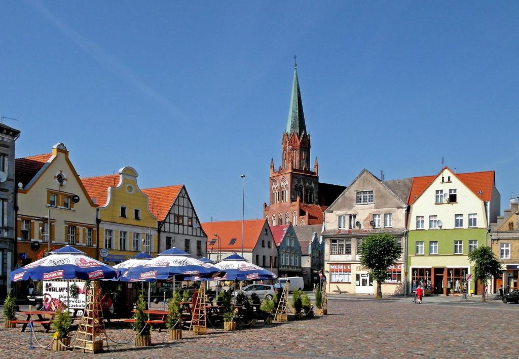 Treptow [poln. Trzebiatow]: Marktplatz und Marienkirche (2012)