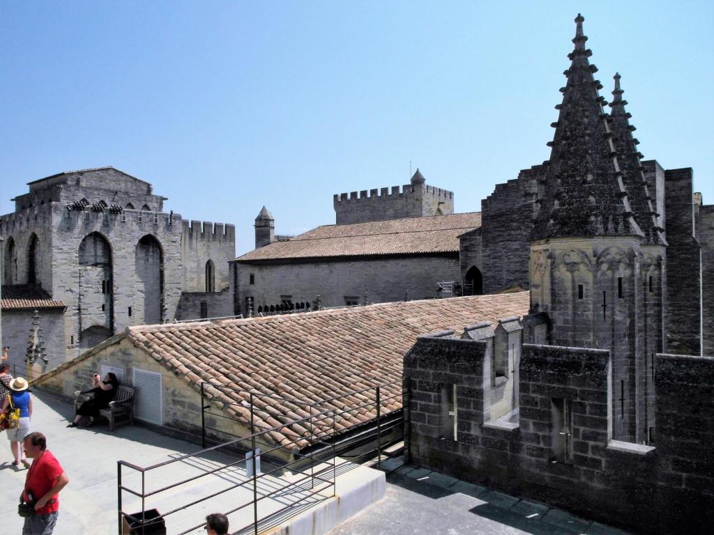 Avignon: Papstpalast Neuer Palast - Blick vom Eckturm über den Innenhof, links Engelsturm (2013)