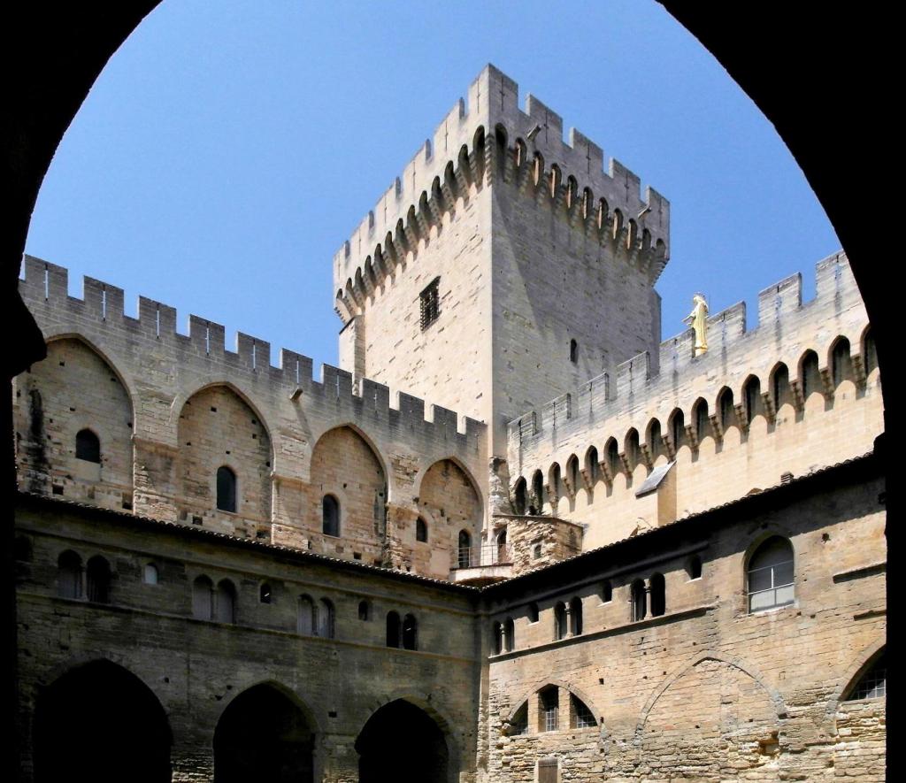 Avignon: Papstpalast Alter Palast - Kreuzgang-Innenhof mit Campane-Turm (2013)