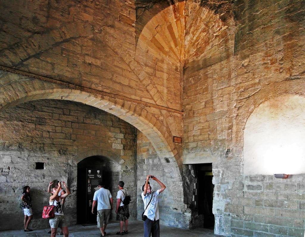 Avignon: Papstpalast Alter Palast - Obere Küche (2013)