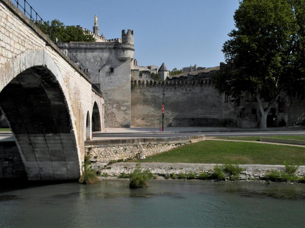 Avignon: Brücke und Stadtmauer (2013)