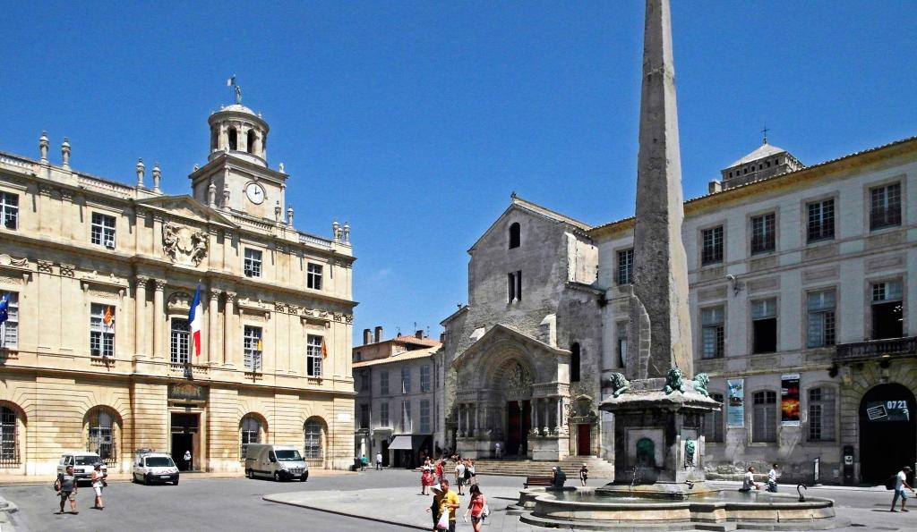 Arles: Platz der Republik; links Rathaus, Mitte Throphimuskirche (2013)