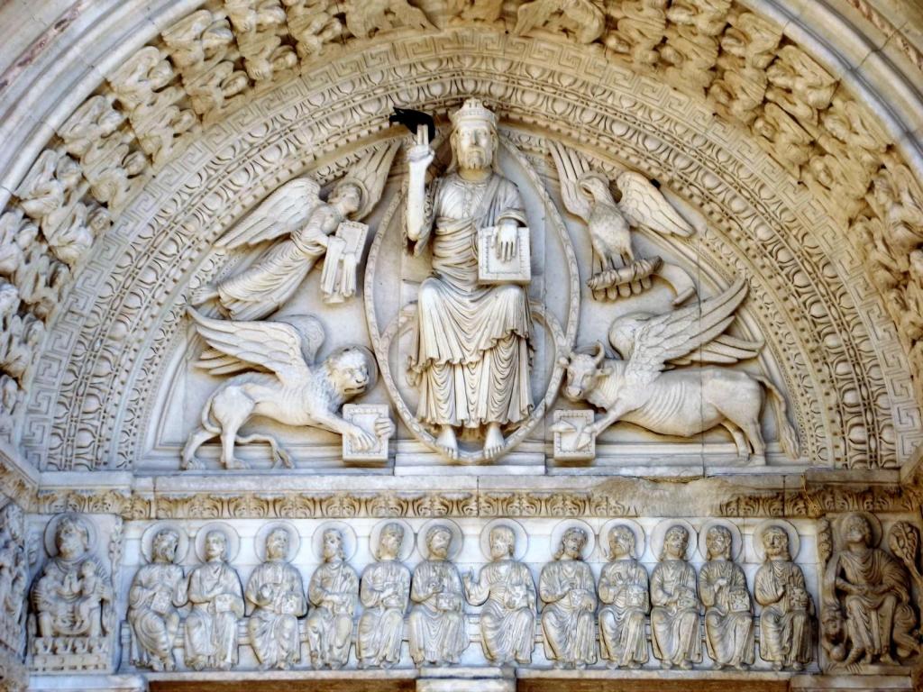 Arles: Throphimuskirche Portal [Jesus mit Evangelistensymbolen, darunter Engelreigen] (2013)