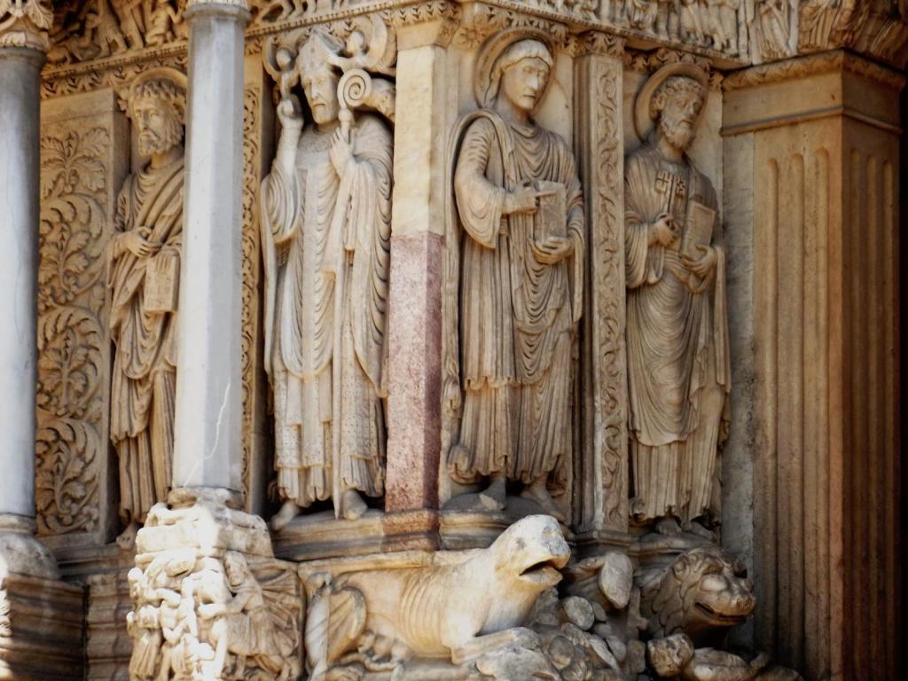 Arles: Throphimuskirche Portal [von links Jakobus d. Ä., Trophimus, Johannes, Petrus] (2013)