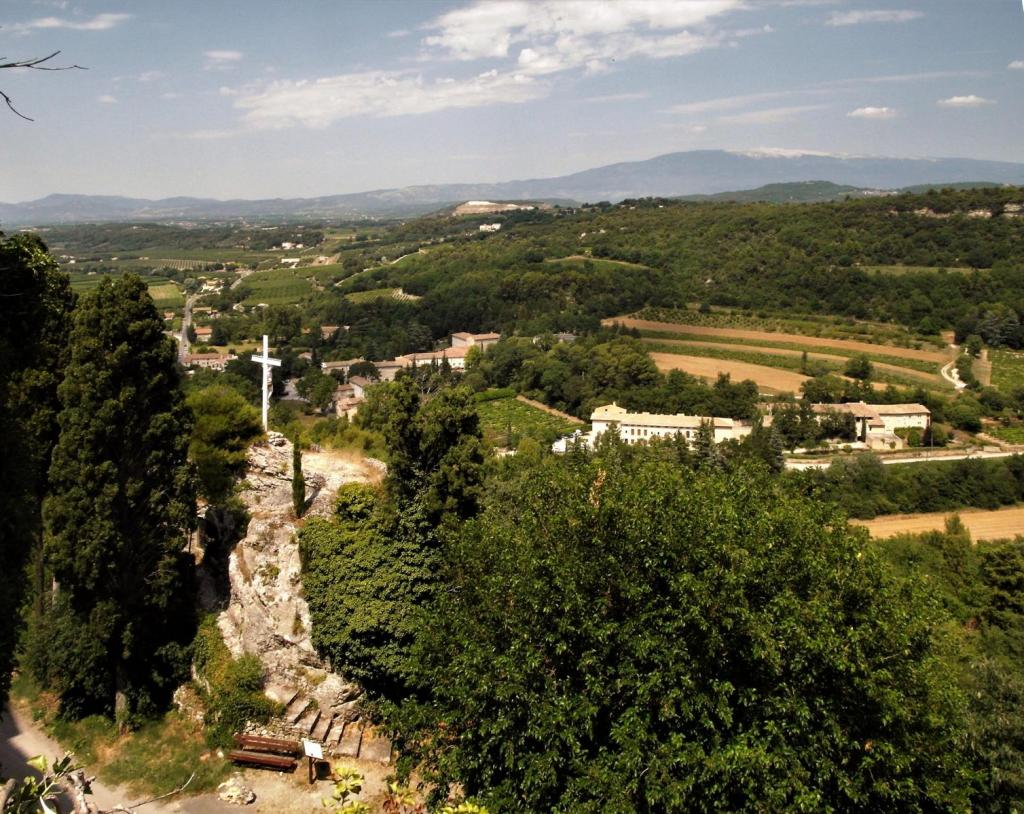 Landschaft bei Venasque, hinten Mont Ventoux (2013)