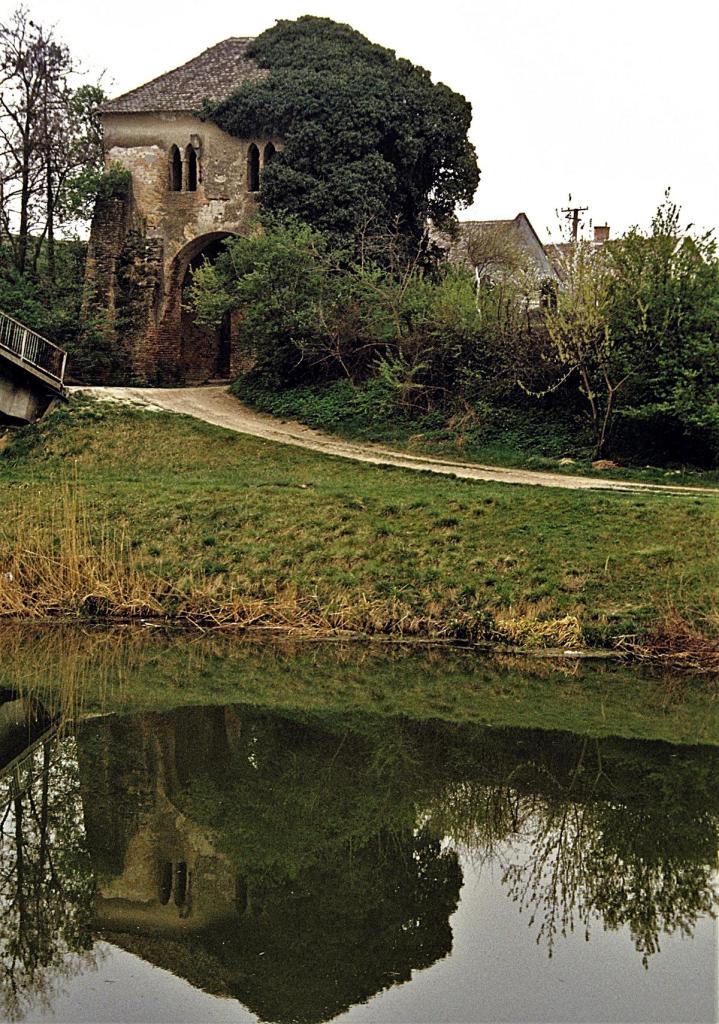 Batsch [serb. Bač]: Tor (1990)