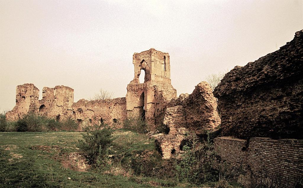 Batsch [serb. Bač]: Burgruine (1990)
