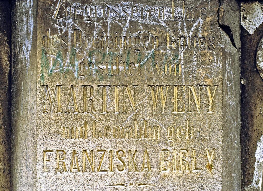 Apatin: Dreifaltigkeitssäule - deutsche Inschrift (1990)