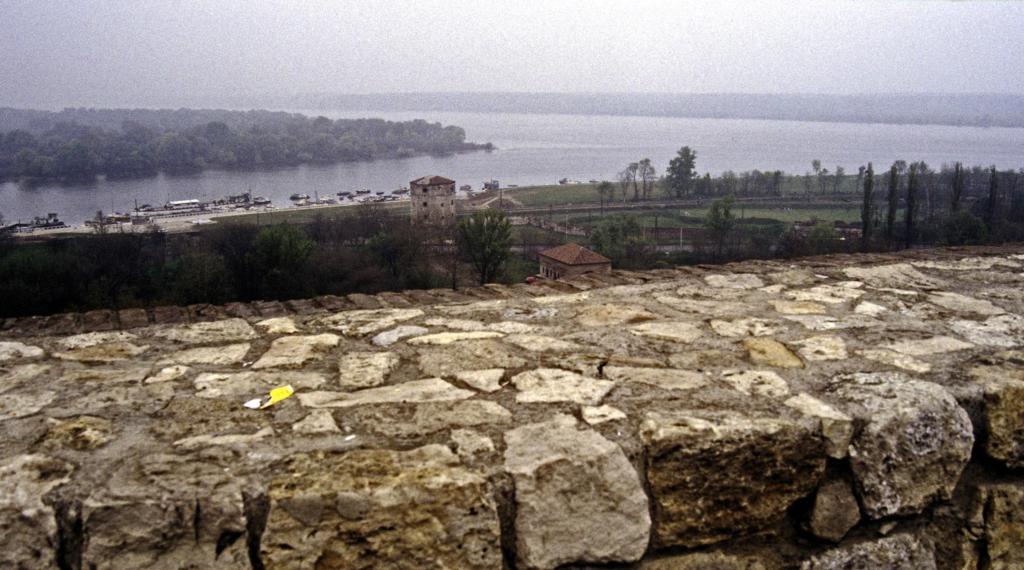 Belgrad: trüber Blick von der Festung Kalemegdan auf Save (links unten) und Donau (1990)