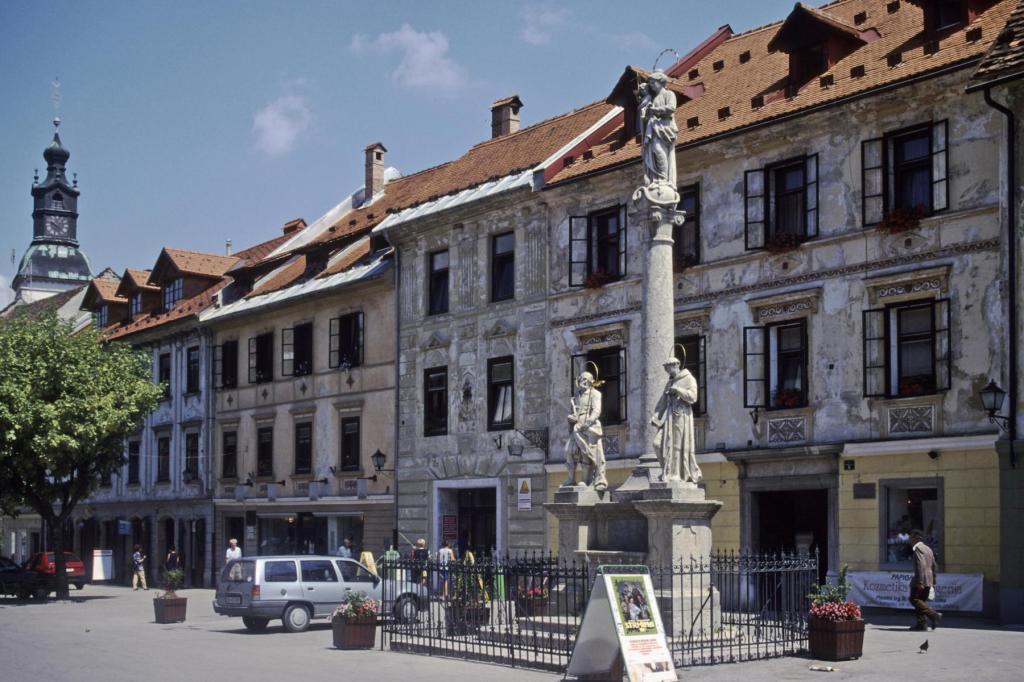 Bischofslack [slow. Škofja Loka]: Hauptplatz mit Mariensäule (1999)