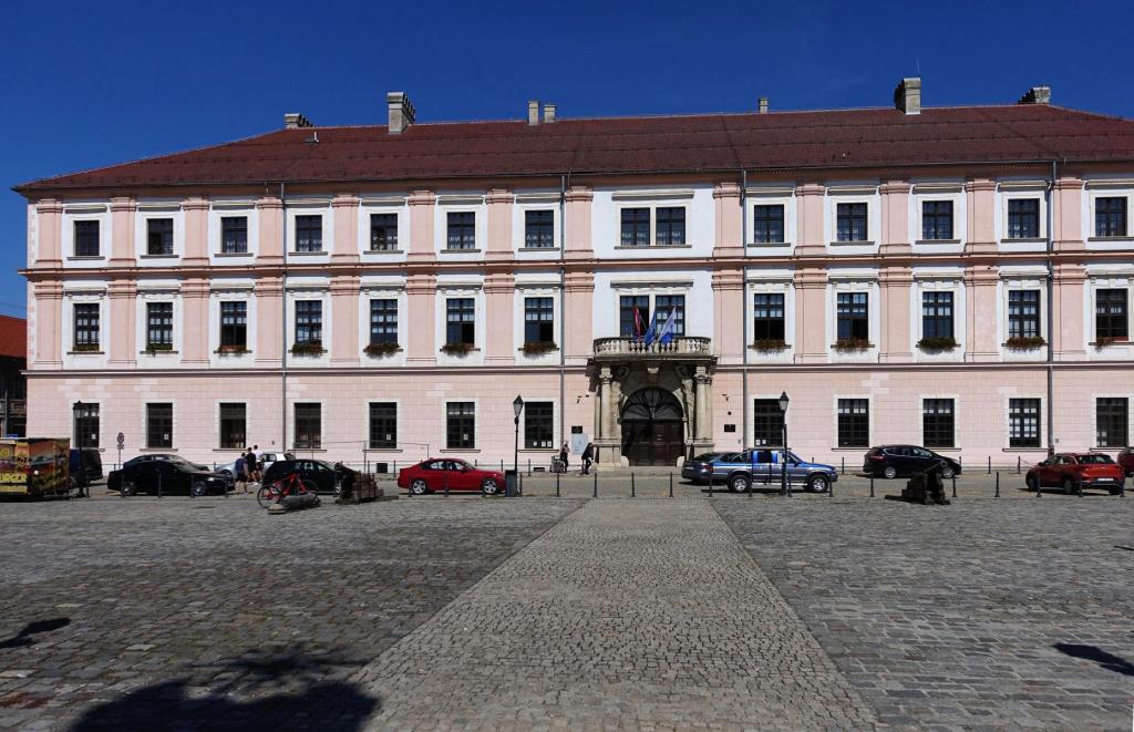 Esseg [kroat. Osijek]: Festung Dreifaltigkeitsplatz - Rektorat der Universität (2021)