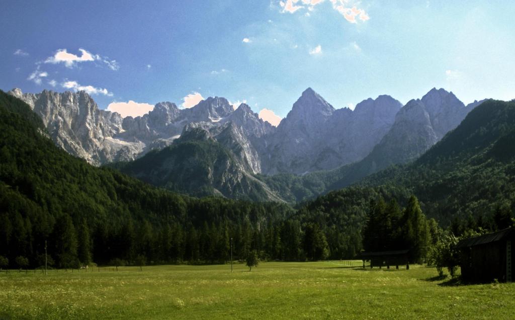 Julische Alpen mit Triglav [Mitte links] (1999)