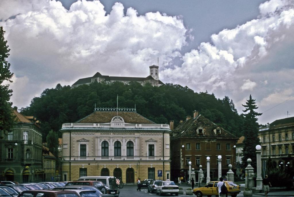 Laibach [slow. Ljubljana]: Blick vom Kongressplatz über die Philharmonische Akademie zur Burg (1999)