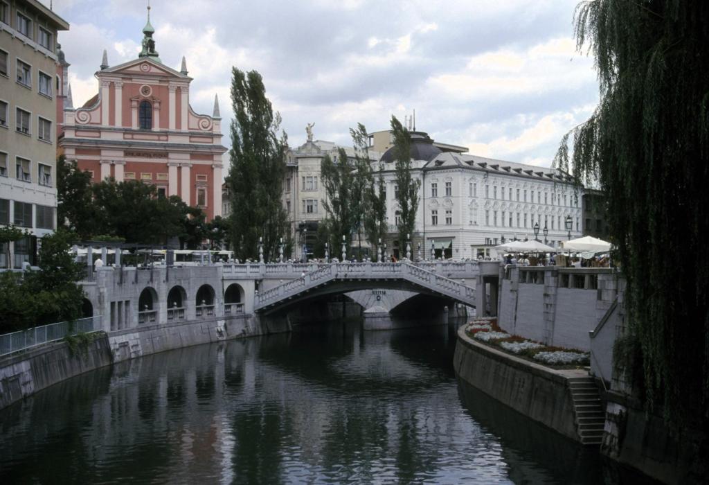 Laibach [slow. Ljubljana]: Drei Brücken und Franziskanerkirche (1999)