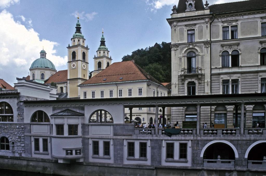 Laibach [slow. Ljubljana]: Kolonnaden und Dom (1999)