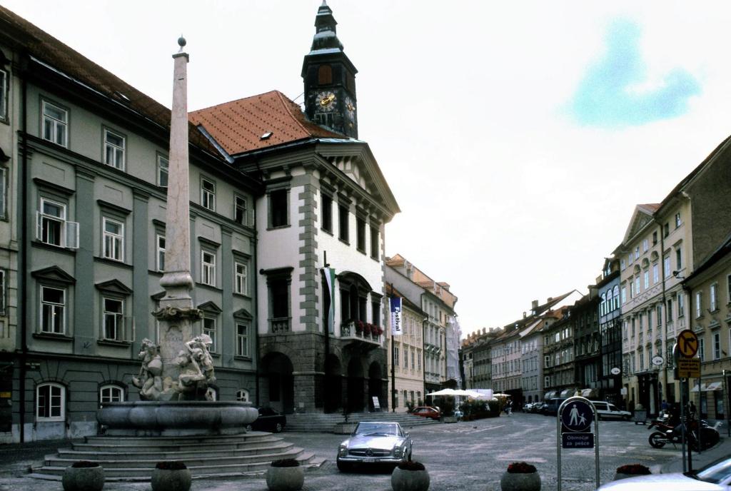 Laibach [slow. Ljubljana]: Rathaus und Dreiflüssebrunnen (1999)