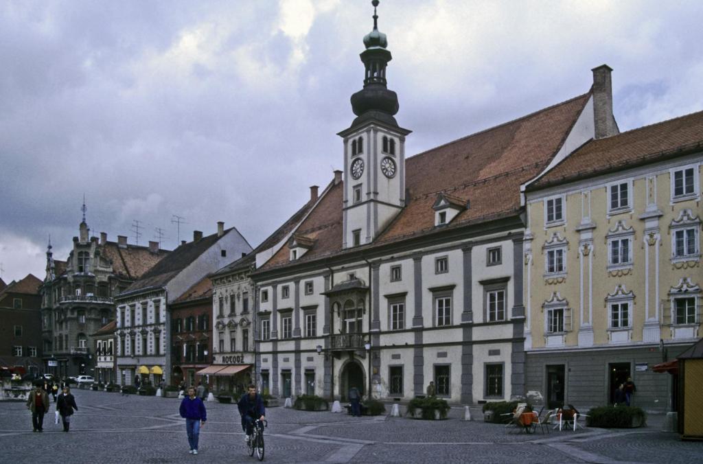 Marburg [slow. Maribor]: Hauptplatz mit Rathaus (1990)